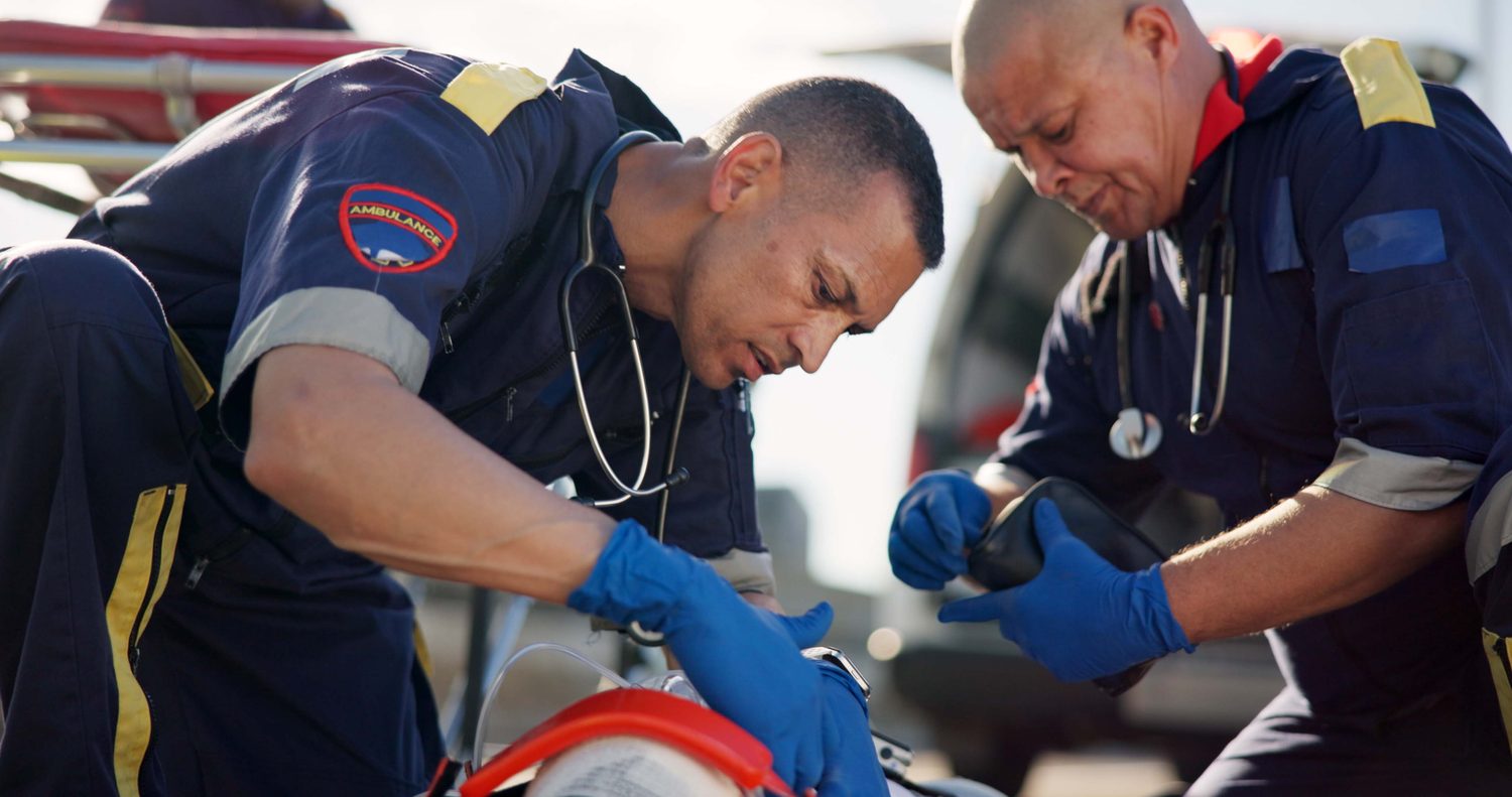 Rettungsdienst-Team versorgt einen Patienten