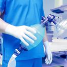 Manuelle Beatmung mit Beutel-Masken-System im klinischen Umfeld