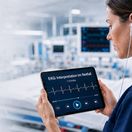 Pflegerin hört das Medical-Sim Audiotraining EKG-Interpretation im Notfall
